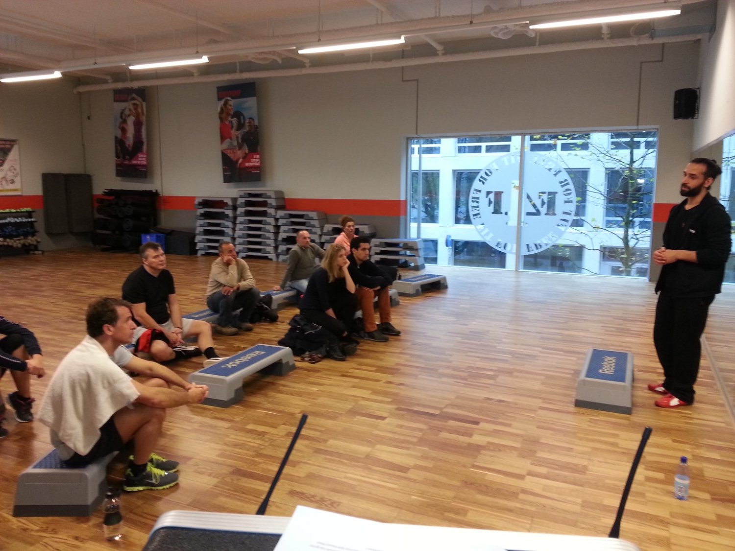 Masis geeft uitleg aan een groep tijdens een training
