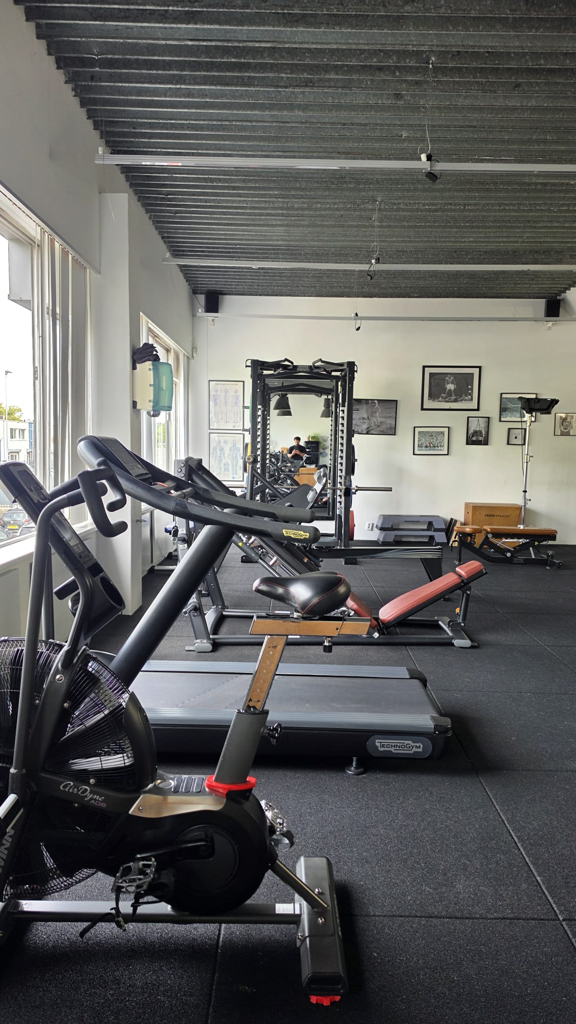 Cardioapparatuur en trainingsruimte in de privé gym