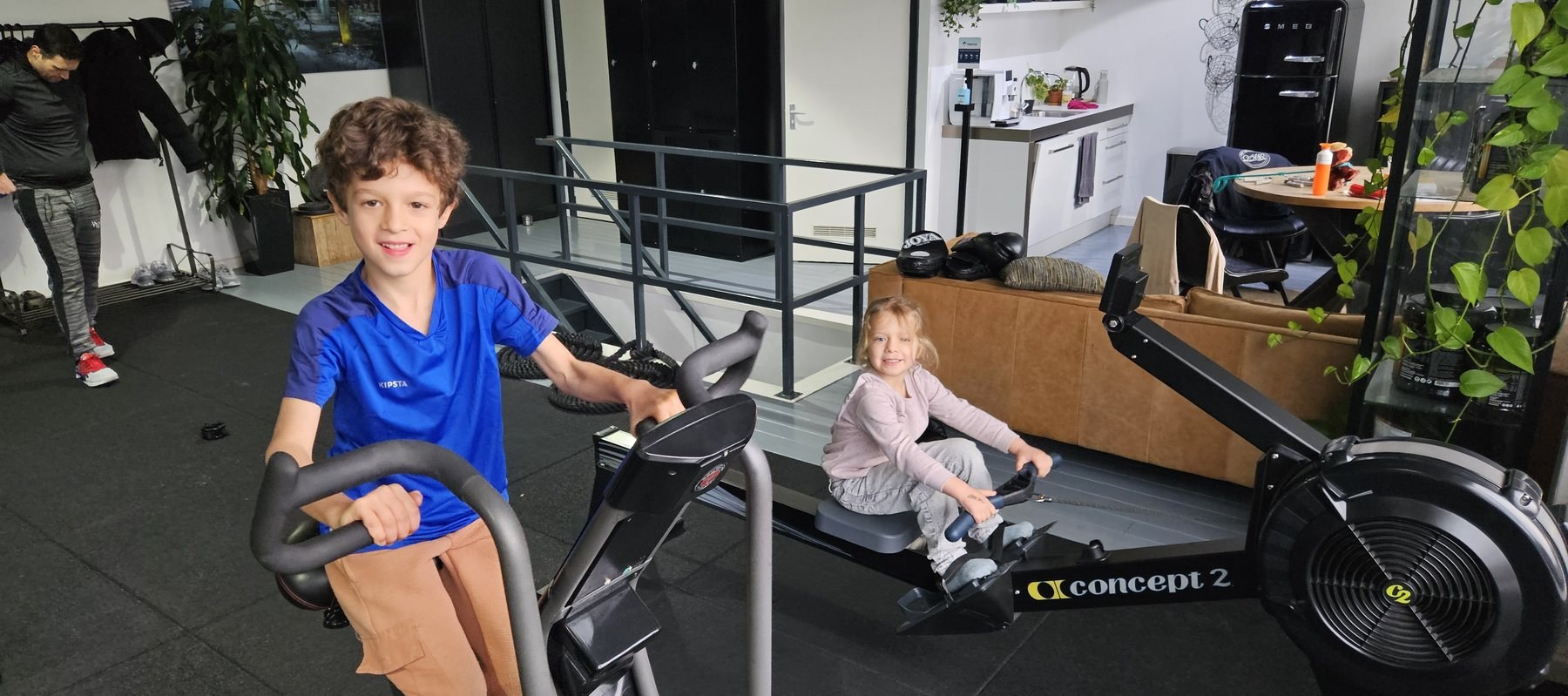 Kinderen vermaken zich in de privé gym