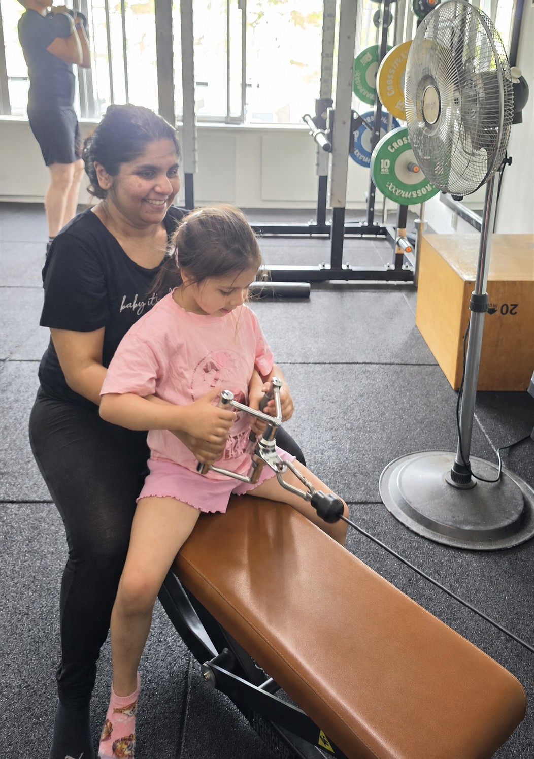 Klant met kind in de privé gym