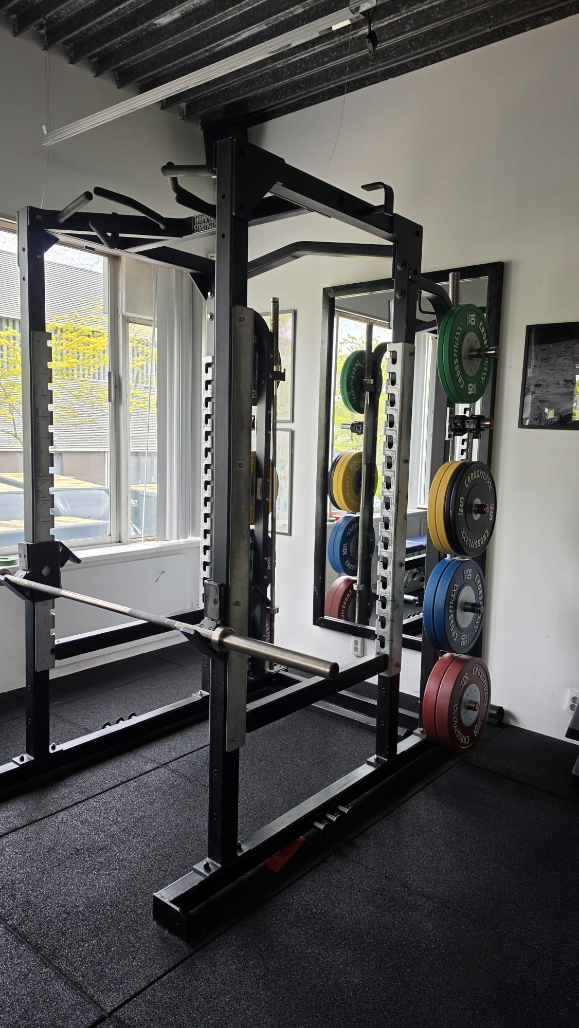 Squat rack en krachtapparatuur in de privé gym